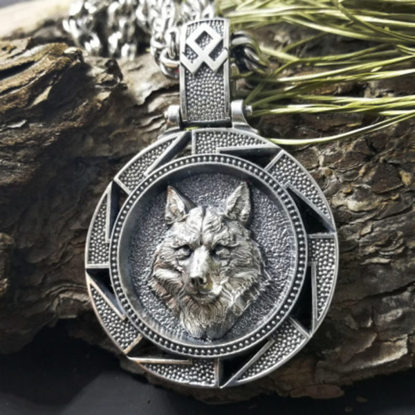 Медальон Волк